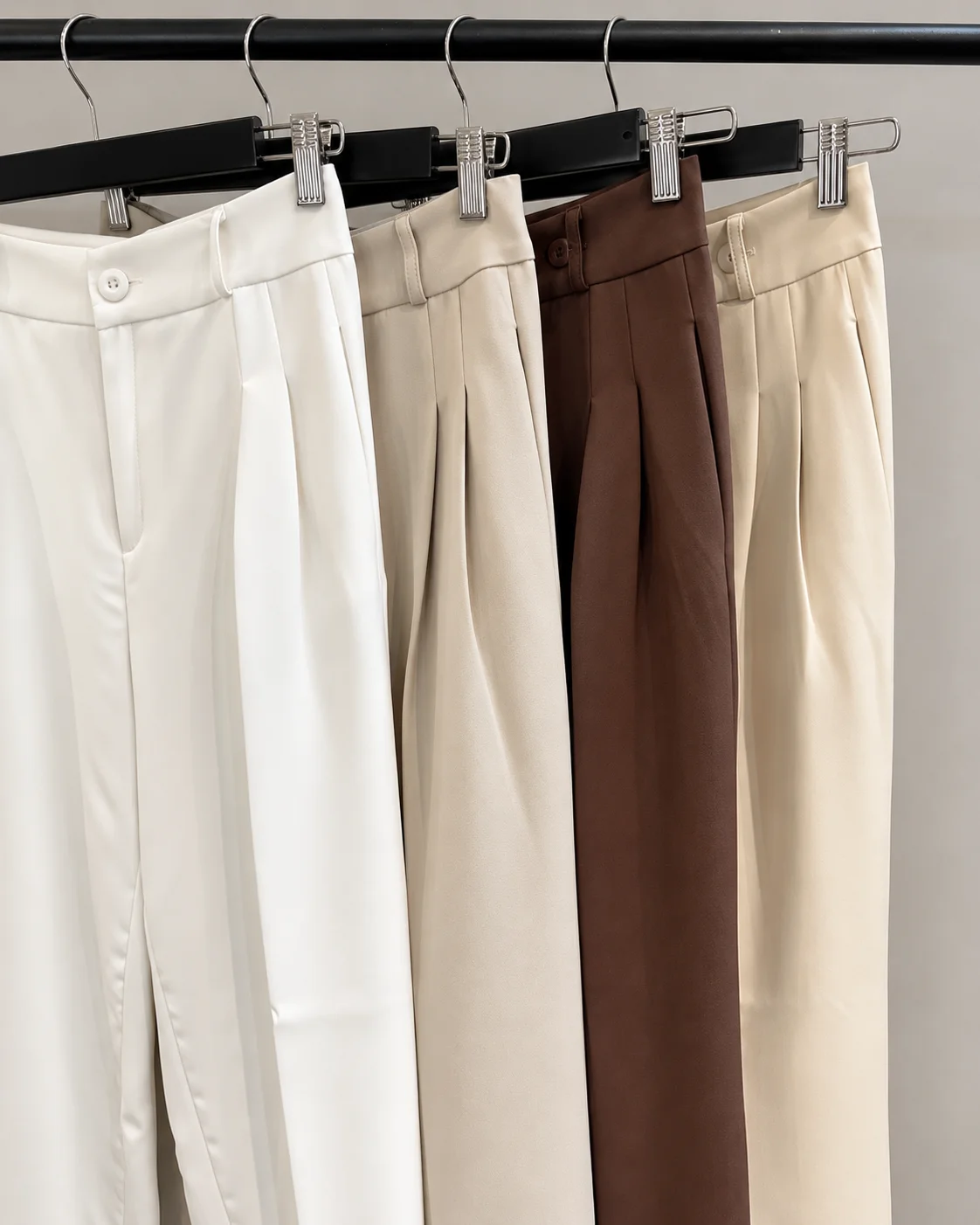 Pantalones sastre en tonos neutros (1)